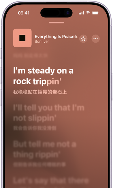 iPhone 屏幕展示 Apple Music 唱歌模式，正在播放 Bon Iver 的歌曲《Everything is peaceful love》；