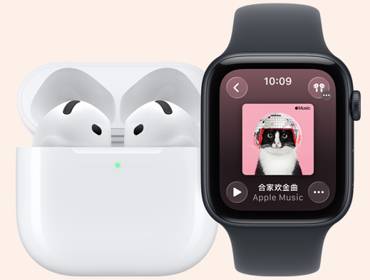 装有 AirPods 4 的 MagSafe 充电盒，盒盖处于打开状态，展示耳机上的麦克风、充电盒的圆角设计及绿色充电指示灯；Apple Watch SE 3，展示午夜色铝金属表壳搭配午夜色运动型表带，屏幕上的 Apple Music app 显示“播放中”界面