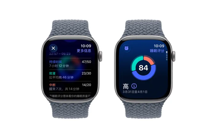 Apple Watch Series 11，展示深空灰色铝金属表壳、睡眠评分通知、右侧外观、数码表冠，搭配铁锚蓝色编织单圈表带。
