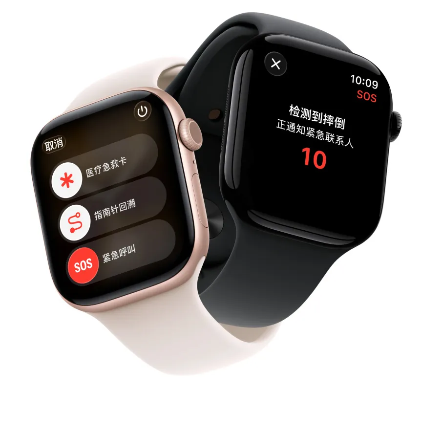 两只 Apple Watch Series 11 设备，展示玫瑰金色和抛光的亮黑色铝金属表壳，一只设备屏幕上显示“医疗急救卡”、“指南针回溯”和“紧急呼叫“安全功能，另一只设备屏幕上显示“检测到摔倒，正通知紧急联系人”，分别搭配淡桃粉色运动型表带和黑色运动型表带。