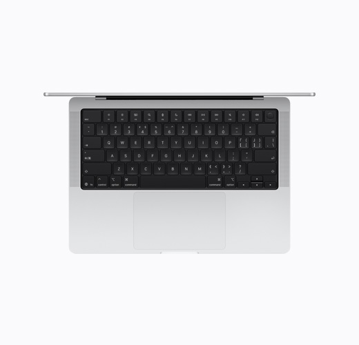 呈打开状态的银色 MacBook 的俯视图。