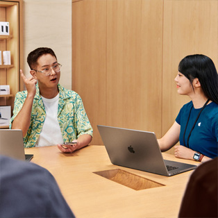 画面展示一家 Apple Store 零售店正在开展商务培训。