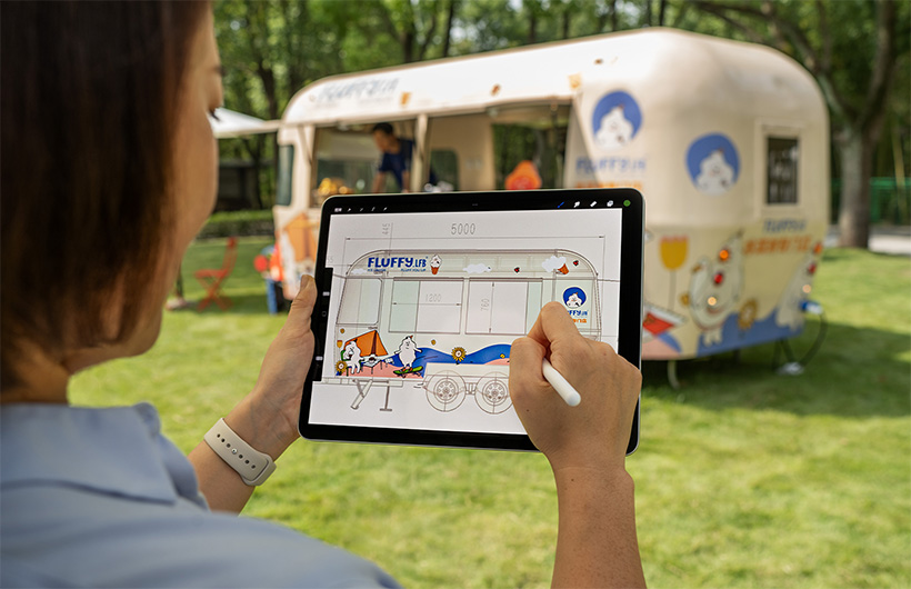  有了 iPad Pro 和 Apple Pencil，随时随地都能快速画草图、做设计。 