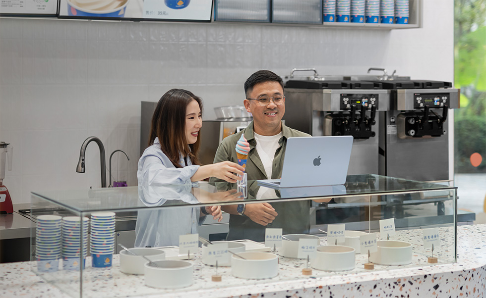 Mac 轻巧便携、续航持久，是 FLUFFY 创始人在不同门店之间奔走的理想之选。