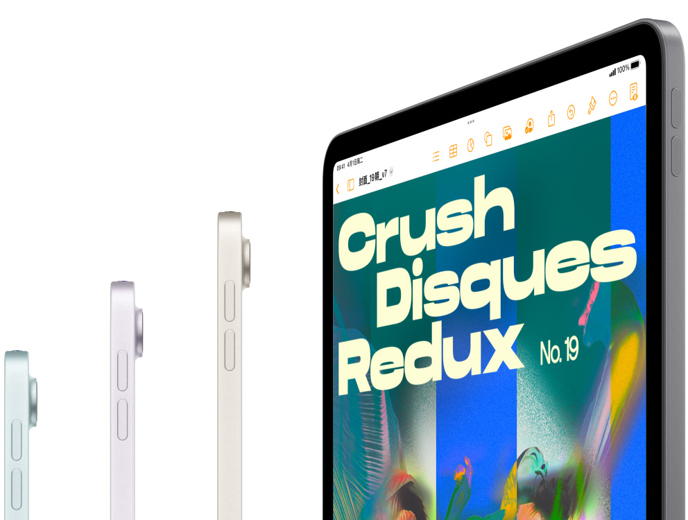 三部 iPad Air 机型的侧面视图，旁边另有一部 iPad Air，屏幕上显示着 Pages 文稿。