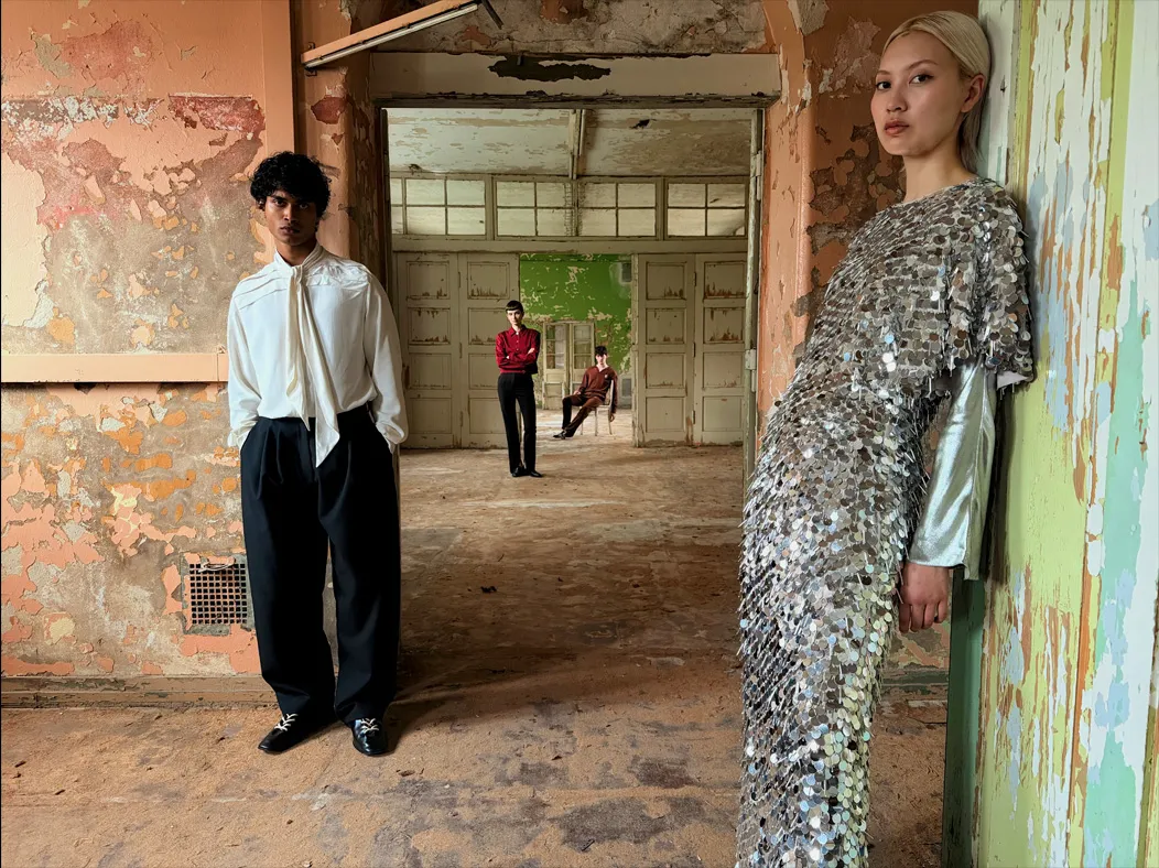 照片 app 展示 Pro 级融合式摄像头系统在不同焦距下的拍摄视角。当前切换到 24 毫米等效焦距，镜头拉远视角更广，继续将更多景象收入画面中。