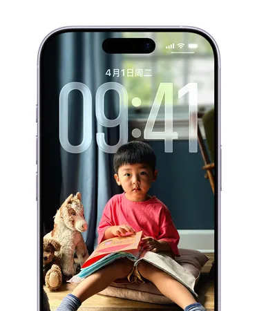 iPhone 锁定屏幕显示时间数字会随锁定屏幕的照片动态适应调整。
