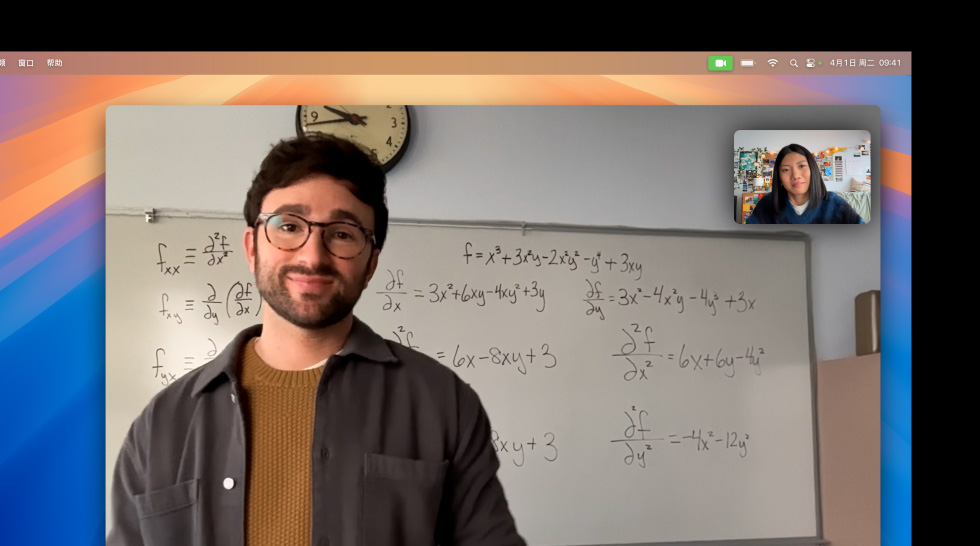 一个人正在进行视频通话，人物居中功能使用户在移动时也能保持在画面中