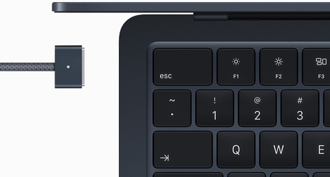 午夜色 MacBook Air 搭配同色系 MagSafe 磁吸充电线