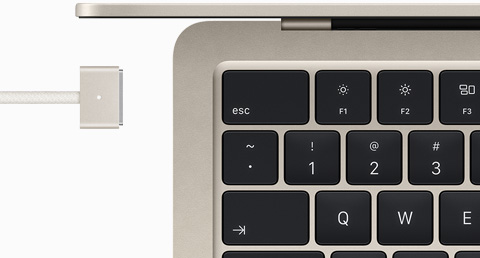 星光色 MacBook Air 搭配同色系 MagSafe 磁吸充电线