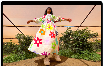 在 MacBook Air 的屏幕上展示一个身穿彩色衣服的人物，以此显示 Liquid 视网膜显示屏的色彩范围和分辨率