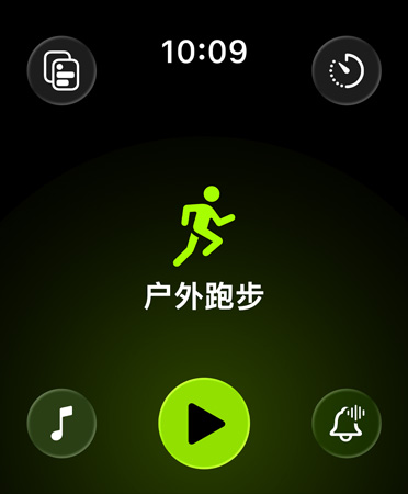 焕然一新的体能训练 app 界面，采用黑色背景，四角的绿色按钮可用于进入提醒、音乐、训练体验、自定训练项目和训练指标功能。中间有一个绿色的跑步者图标，下方白色文字显示“户外跑步”，再下方是一个绿色的播放按钮。