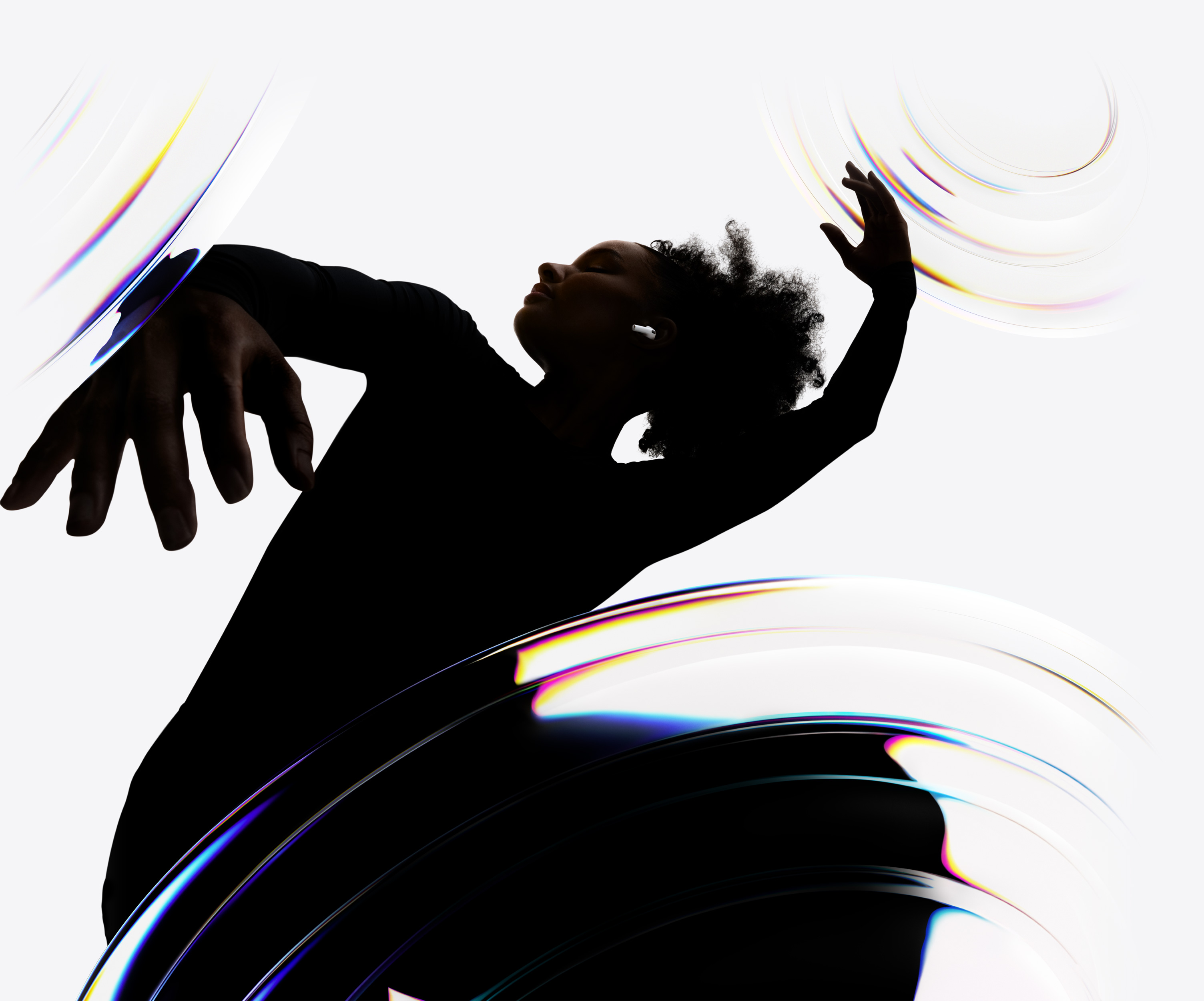 一位舞者的耳朵里戴着 AirPods Pro 3，享受解放双手的聆听体验