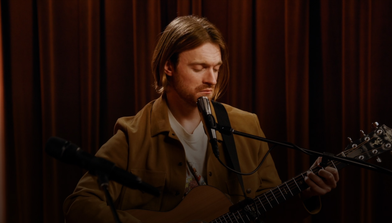 Kacey Musgraves 和 FINNEAS 一起唱歌并弹奏吉他。