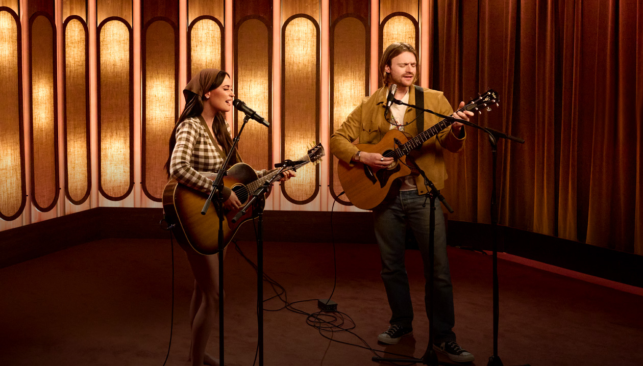 Kacey Musgraves 和 FINNEAS 一起唱歌并弹奏吉他。