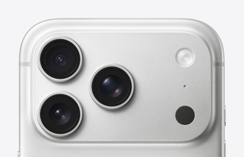 银色 iPhone 17 Pro 背面外观，展示 Pro 级拍摄系统，包括三颗镜头、麦克风和闪光灯