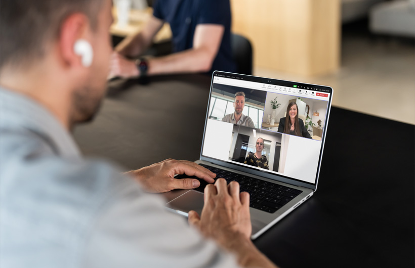 Mac 可兼容 Microsoft Teams 等重要商务 app，帮助数字营销总监 Clément Boës 保持顺畅沟通和高效工作。