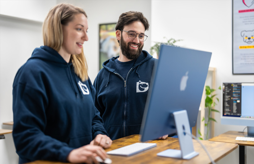 在 iMac 宽大的显示屏上，运营经理可快速浏览当天各种事务的详情。