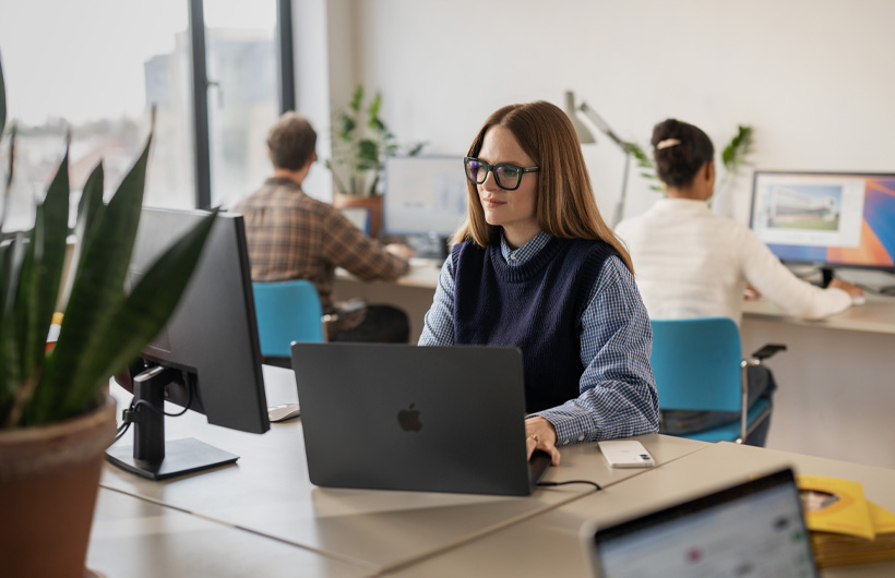 Hello Vet 的市场团队使用 MacBook Pro 进行创作和协作。