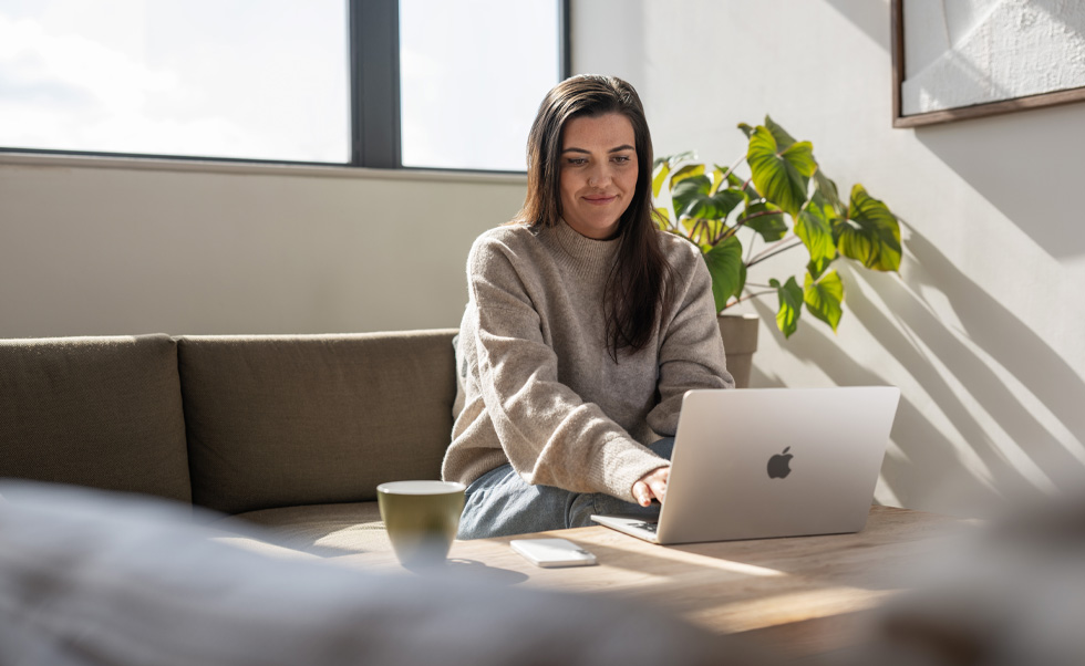 护理师可在家使用 MacBook Air 为患者提供咨询和支持。