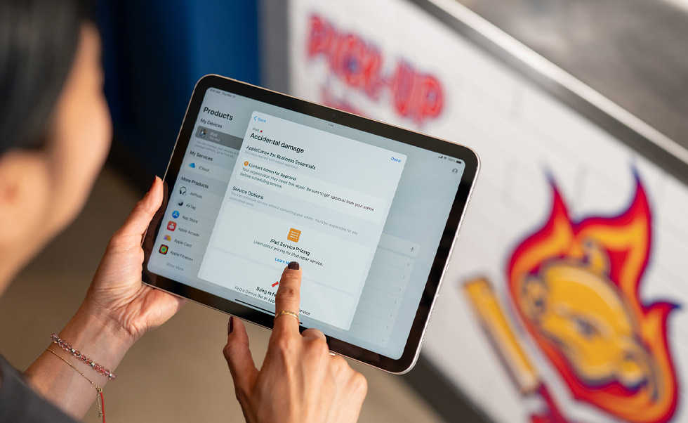 一名员工通过适用于 Business Essentials 的 AppleCare+ 服务计划申请维修