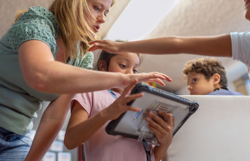 Kim Farias 运用作为 ALC 所学到的技能，为 Northwood Hills 小学二年级的学生提供帮助。