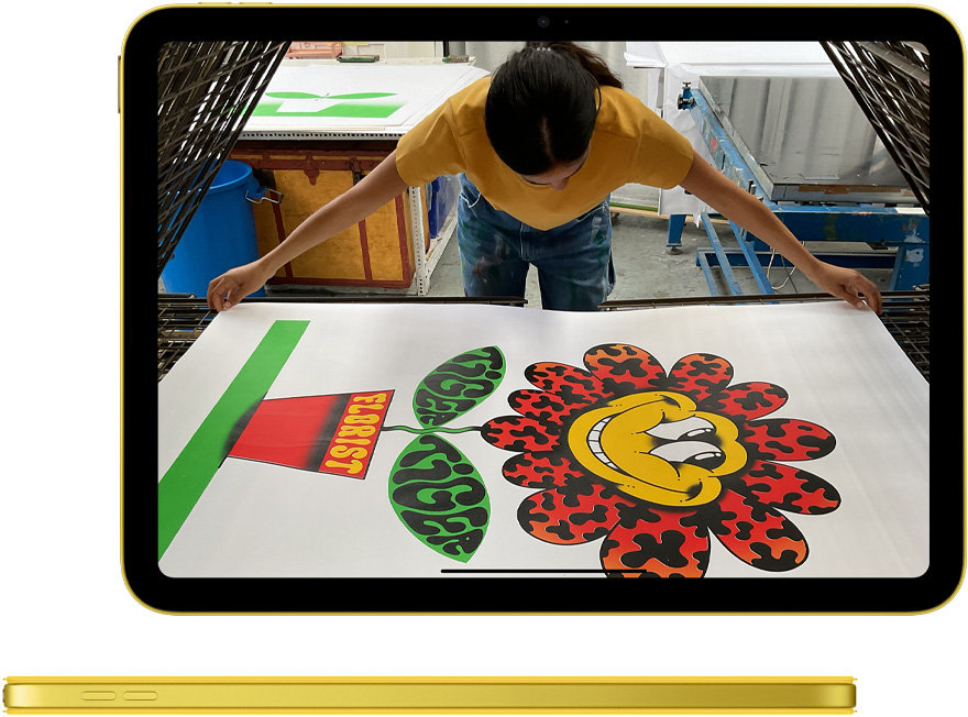 iPad 上的照片 app，以及搭配同色系智能双面夹的黄色 iPad 的侧面视图