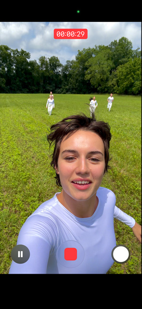 iPhone 17 Pro 屏幕显示人物奔跑的画面，展示视频超稳防抖功能。