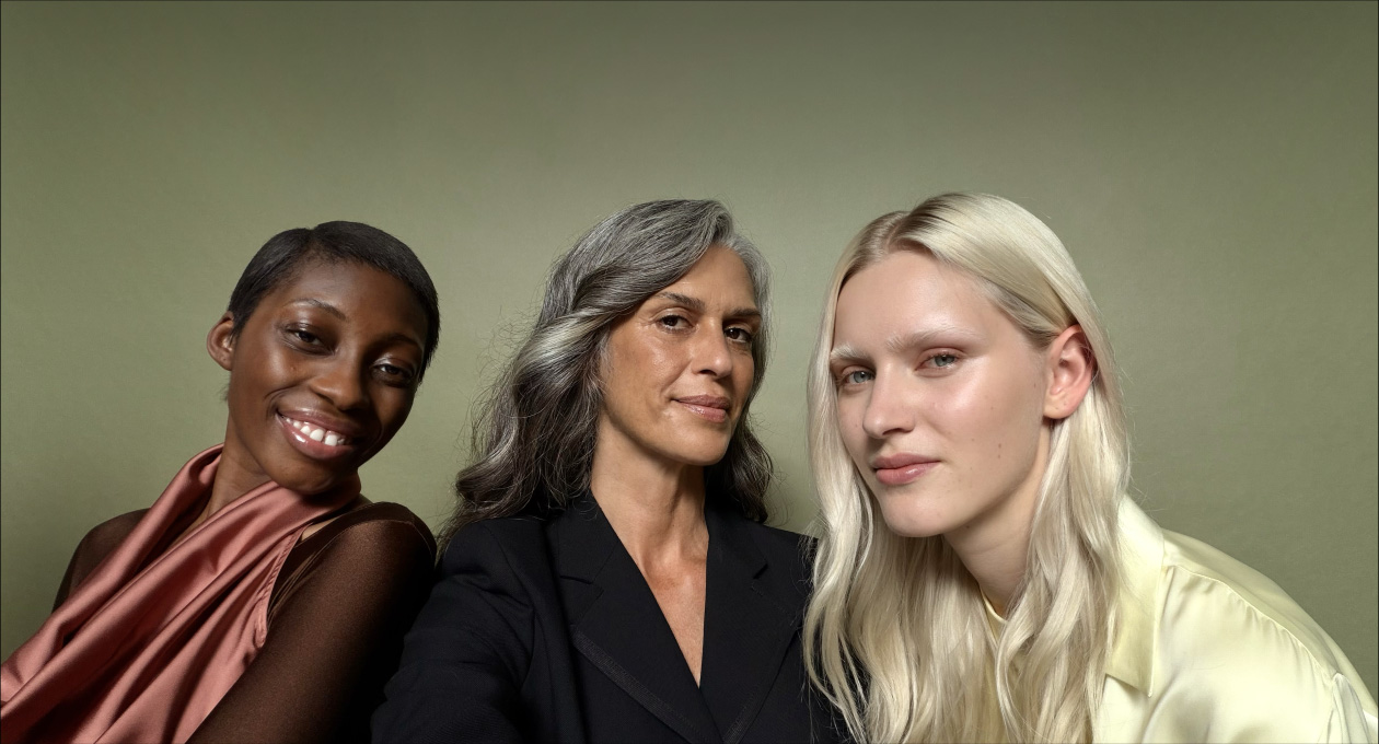 iPhone 17 Pro 相机 app，展示使用拍照人物居中功能的自拍合照效果。