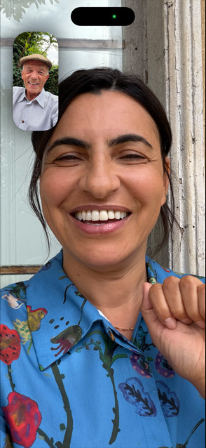 iPhone 17 正面屏幕展示视频通话人物居中功能，画面显示两位朋友在交谈。