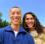 画面展示正在使用拍照人物居中功能，突出显示人物面部。