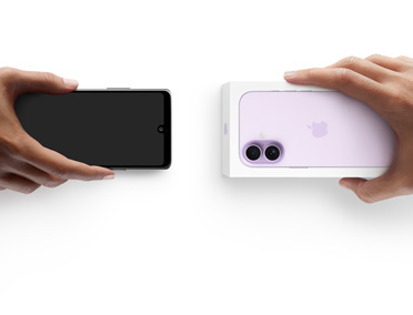 左边一只手拿着一部用于折抵的其他智能手机，换取右边另一只手中未拆包装的全新 iPhone 17。