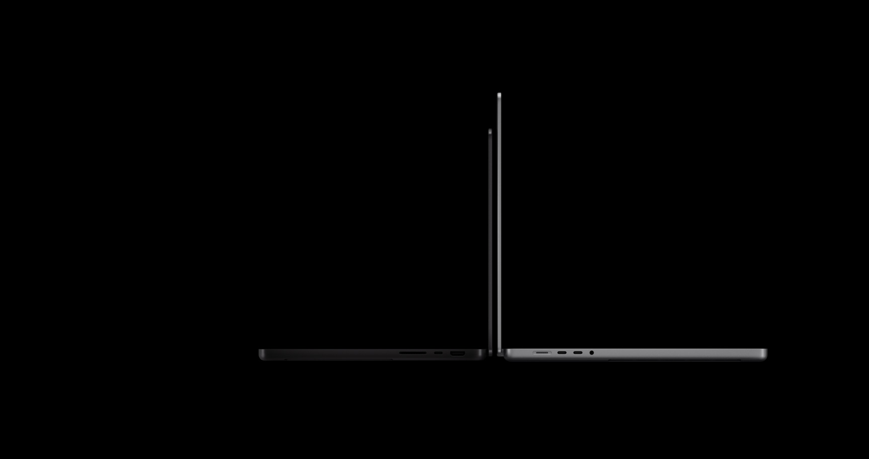 呈打开状态的深空黑色 14 英寸 MacBook Pro 与银色 16 英寸 MacBook Pro，两台设备放在一起，从侧面展示设备尺寸。