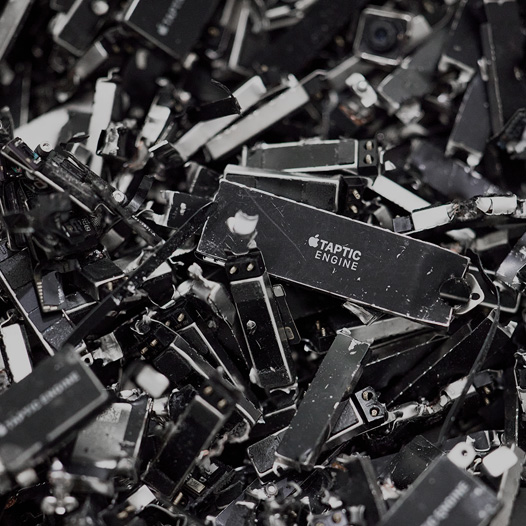 一堆拆解下来的设备材料