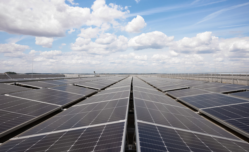 屋顶上的太阳能电池阵列