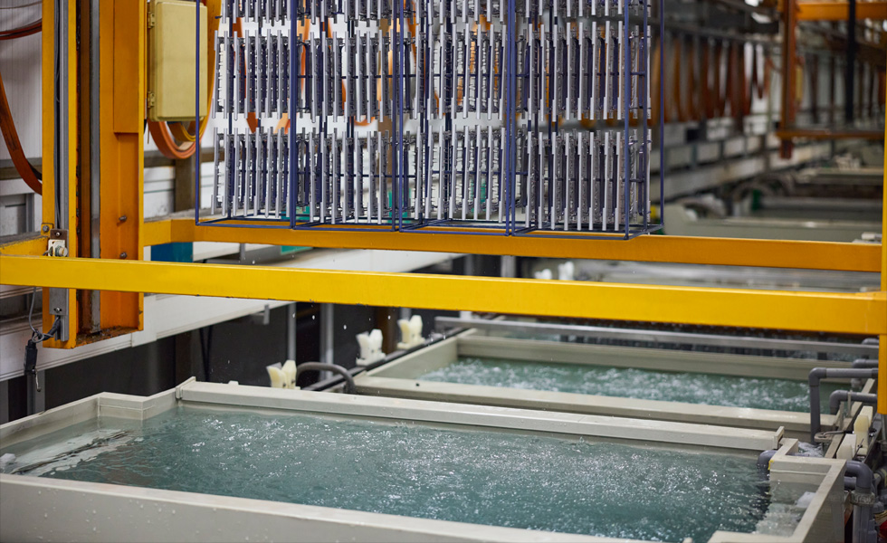 组件生产线上的机器有水滴下，落在下方的水槽中