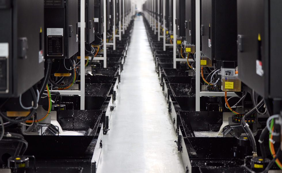 多台组件制造机排成两排