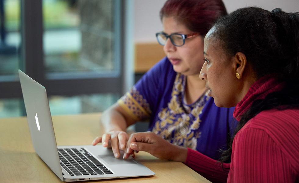 两个人共用一台笔记本电脑协作或学习