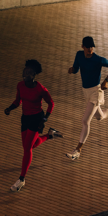 几名跑者戴着 Apple Watch Series 11 进行锻炼。