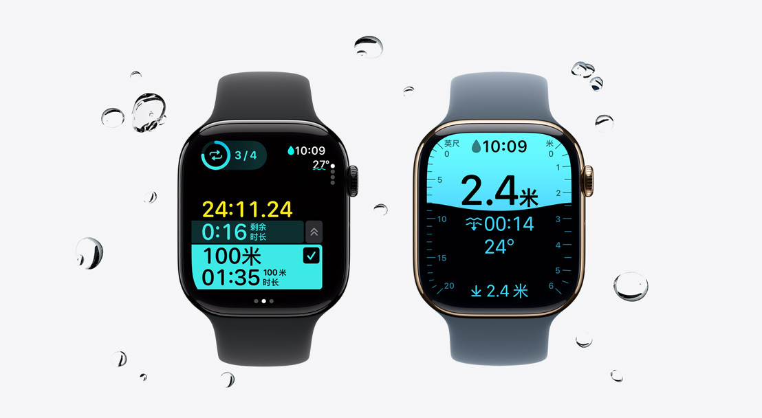 两只 Apple Watch Series 11 设备，展示抛光的亮黑色铝金属表壳和金色钛金属表壳、跟测游泳的体能训练 app 界面、水珠从手表滑落，分别搭配黑色运动型表带和铁锚蓝色运动型表带。