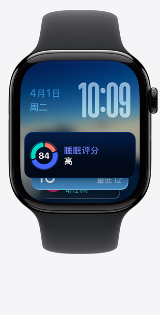 Apple Watch Series 11，展示抛光的亮黑色铝金属表壳、智能叠放、睡眠评分提醒、位于右侧的数码表冠，搭配黑色运动型表带。